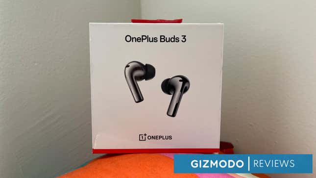 OnePlus Buds 3 in box . 