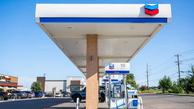 Image for article titled A gas station in the desert charges $8.59 per gallon — and says don&#39;t complain about it